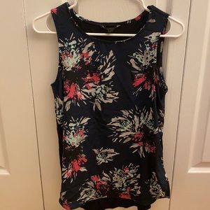 Sleeveless luxury brand top, small